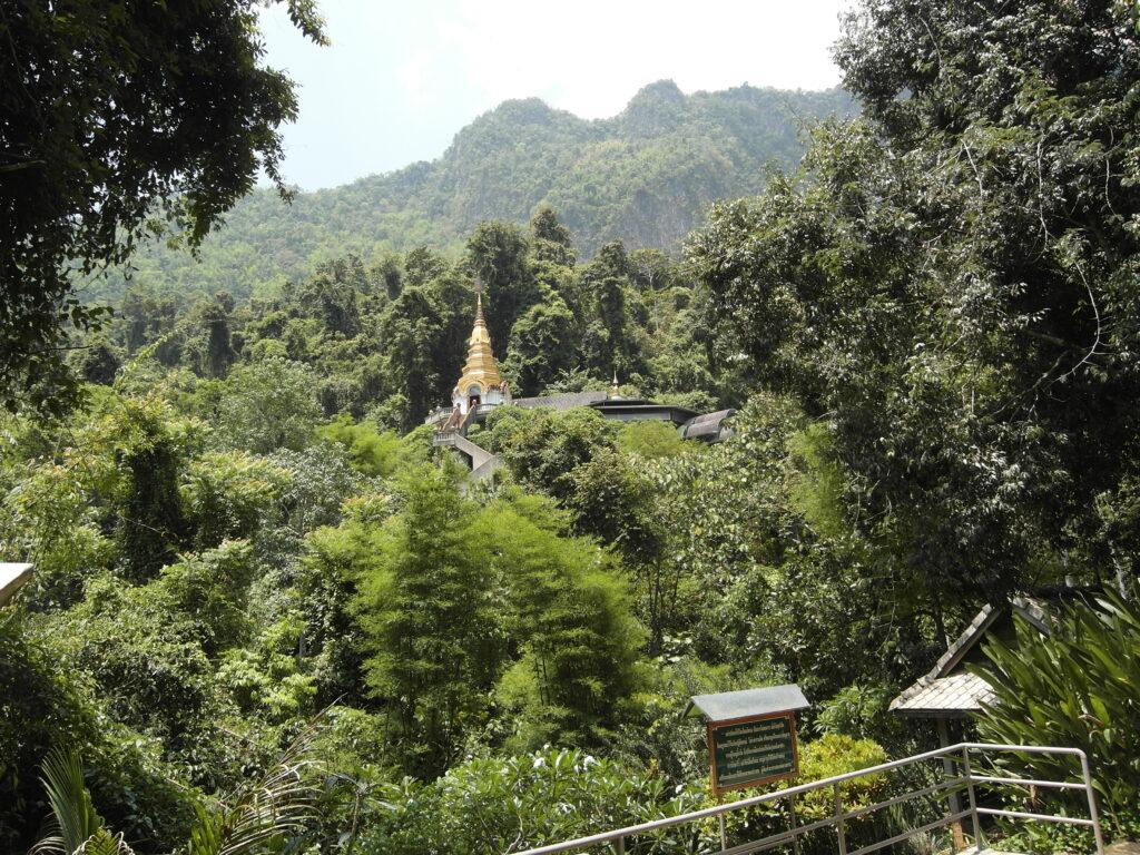 Wat Tham Pha Plong surrounded by beauty, near Chiang Dao