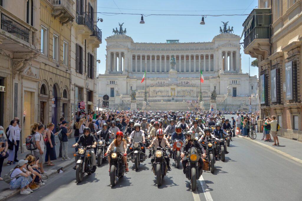 DGR rally in Rome passing in front of the "Altare della Patria" (Altar of the Fatherland)